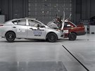 Nissan Versa a Nissan Tsuru v netradiním crashtestu