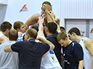 Díntí basketbalisté slaví výhru nad Pardubicemi