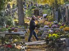 Tisíce lidí vyrazily uklidit hroby svých zesnulých píbuzných na jeden z 29...