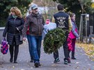 Tis�ce lid� vyrazily uklidit hroby sv�ch zesnul�ch p��buzn�ch na jeden z 29...
