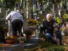 Tisíce lidí vyrazily uklidit hroby svých zesnulých píbuzných na jeden z 29...