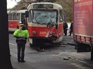 V Praze 6 krátce po poledni vykolejila tramvaj (5. listopadu 2016).