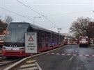 V Praze 6 vykolejila v dsledku sráky s nákladním autem krátce po poledni...