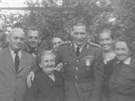 Setkání s rodinou v srpnu 1945 v Perov. Zleva brati Josef a Otto, kteí...