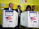 Donald Trump v New Yorku kontroluje hlasování své manželky Melanie (8....