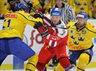 eský hokejista Tomá Filippi se probíjí védskou obranou.