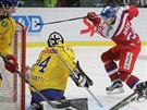 eský hokejista Luká Radil pekonává védského brankáe Joela Lassinanttiho.