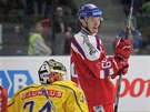 eský hokejista Luká Radil slaví gól proti védsku.