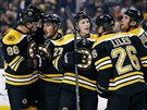 Radost hokejist Bostonu: zleva David Pastrák, Brad Marchand, Austin Czarnik,...