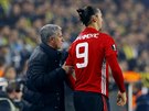 José Mourinho, trenér Manchesteru United, pedává pokyny Zlatanu Ibrahimovicovi.