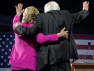 Hillary Clintonovou bhem jejího projevu v Severní Karolín podpoil Bernie...