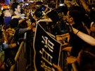 Ped ínským centrem v Hongkongu v nedli protestovalo asi 13 000 lidí. ína...
