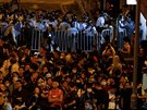Ped ínským centrem v Hongkongu v nedli protestovalo asi 13 000 lidí. ína...