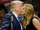 Donald Trump s dcerou Ivankou a kandidátem na viceprezidenta Mikem Pencem na...