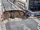 Na runé tíd japonského msta Fukuoka se propadla zem a vznikl velký kráter...