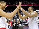 Walter Tavares (vlevo) a Dwight Howard ped úvodním zápasem Atlanty v sezon...