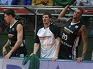 Nymburtí basketbalisté Petr Benda, Pavel Pumprla a Diamon Simpson (zleva) na...