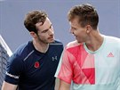 Andy Murray (vlevo) na turnaji v Paíi proel do semifinále, kdy pehrál...