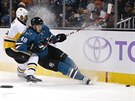 Tomá Hertl (vpravo) ze San Jose padá na led, posílá ho tam Trevor Daley z...