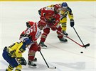 Momentka z duelu hokejist Prostjova (ervená) a Perova