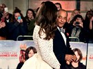 Vévodkyn Kate pichází na premiéru filmu Kocour Bob (Londýn, 3. listopadu...