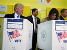 Donald Trump a jeho manelka Melania pi volbách (New York, 8. listopadu 2016)