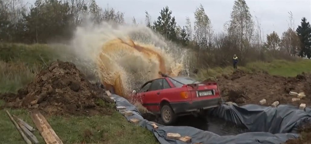 VIDEO: Vykopal jámu, nalil 12 tisíc litrů coly a skočil do ní autem -  iDNES.cz