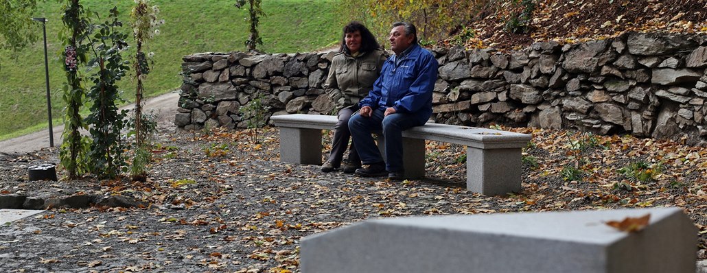 Goethova lavička v Chebu má podobu kamenných posezení, která dříve bývala na...
