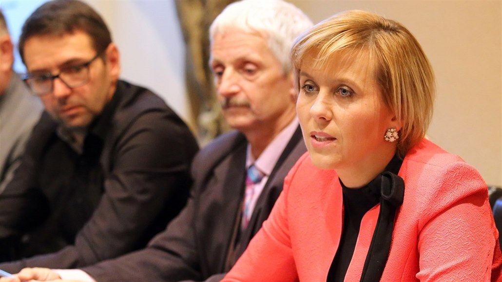 Podepisování krajské koalice v Karlových Varech. Hejtmankou bude Jana...