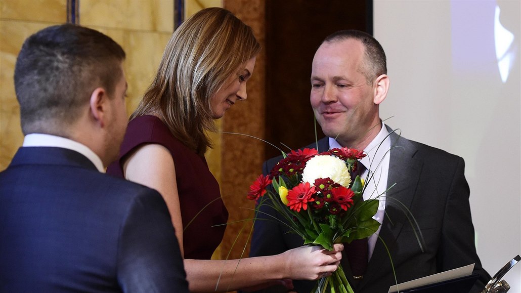 Padesátiletý Jan Dryák p�evzal 8. listopadu v Praze Cenu Michala Velí�ka....