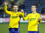 Zlnt fotbalist Haris Harba (vlevo) a Vukadin Vukadinovi slav domc vhru...