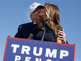Donald Trump s manelkou Melani na pedvolebnm mtinku v Severn Karoln (5....