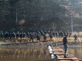 Naptí vyvrcholilo minulý týden, kdy policisté zasáhli proti skupin...