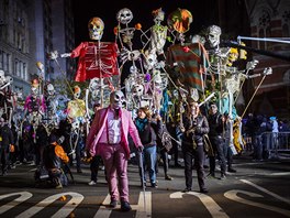 Halloweenskou pehlídku v ulicích New Yorku provázely kostry vech velikostí. 