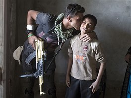 RADOST. len irácké armády líbá místního chlapce poté, co armáda vítzn...