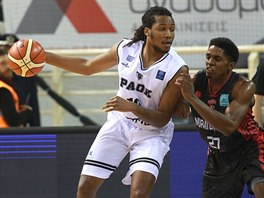 Shaquielle McKissic (vpravo) z tureckho Usaku brn Brandona Taylora z PAOK...