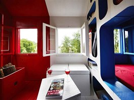V domku v barvách Francie slouží bílá zóna jako obývací pokoj, modrá je určena...