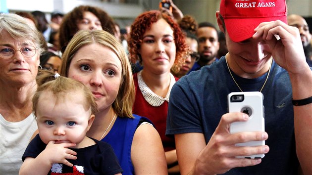 Fanouci Hillary Clintonové i Donalda Trumpa pi projevu prezidenta Baracka...