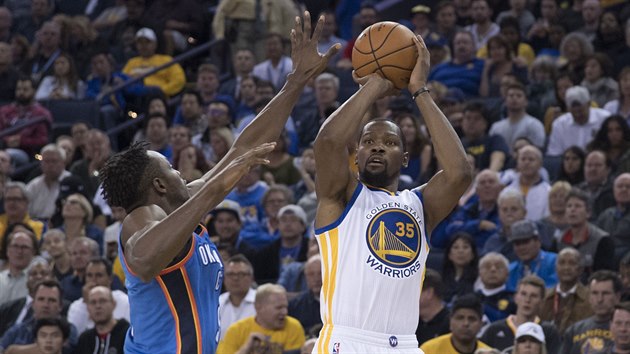 Kevin Durant z Golden State stl, blokovat se ho pokou Russell Westbrook z Oklahoma City.