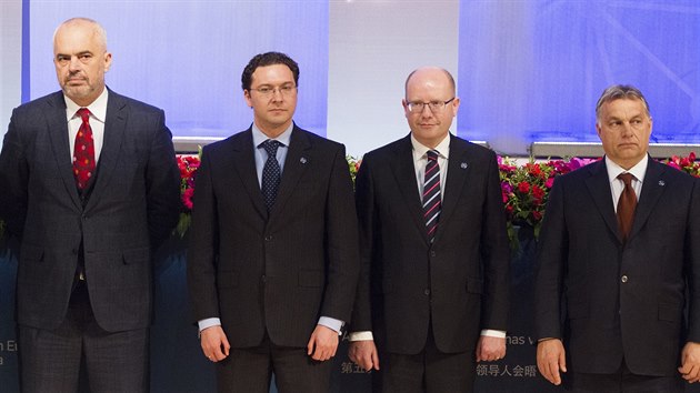 Zleva: albnsk premir Edi Rama, bulharsk ministr zahrani Daniel Mitov, esk premir Bohuslav Sobotka a maarsk premir Viktor Orbn na summitu v Rize (5. listopadu 2016)