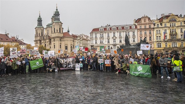 Zvířecí maškary pochodovaly Prahou, vyzývaly k zákazu kožešinových farem -  iDNES.cz