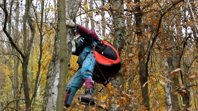 Paraglidista nezvldl pistn a zstal viset na strom. Sundat ho museli hasii.