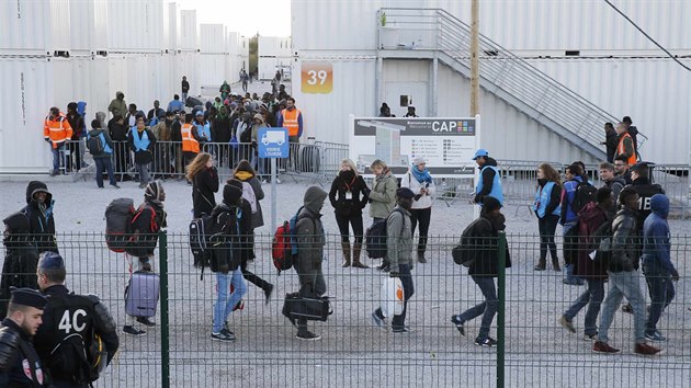 Francouzsk ady zahjily pevoz mladistvch migrant z tboit u Calais (2.11.2016)