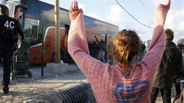 Francouzsk ady zahjily pevoz mladistvch migrant z tboit u Calais (2.11.2016)