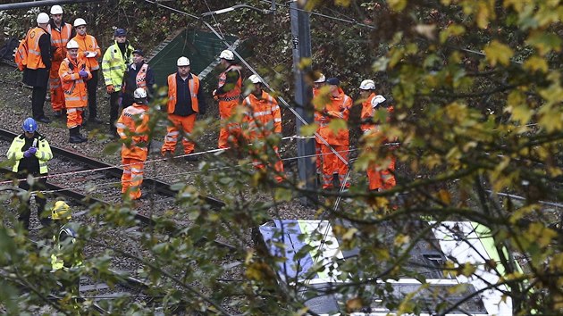 lenov zchrannho sboru vyprouj lidi z pevrcen tramvaje na jinm pedmst Londna (9.11.2016)