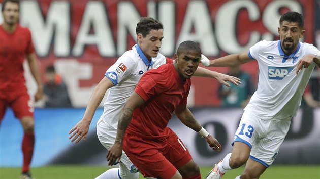 Brazilsk rychlk z Bayernu Mnichov Douglas Costa prch dvma brncm fotbalistm Hoffenheimu.