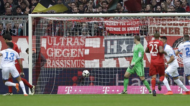 PEKONAN NEUER. Brank Bayernu Mnichov se pouze ohl za mem, zatmco fotbalista Hoffenheimu Kerem Demirbay b svj gl oslavit.