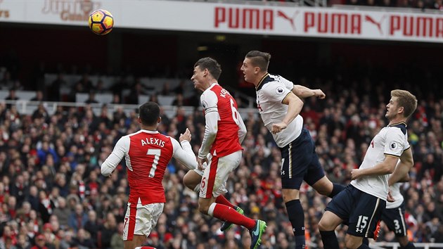 VLASTENEC. Obrnce Tottenhamu Kevin Wimmer (v blm vlevo) si dv vlastn gl v derby s Arsenalem.