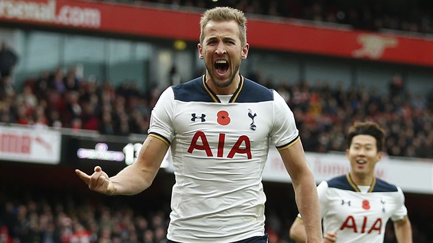 tonk Tottenhamu Harry Kane se raduje z glu proti Arsenalu.