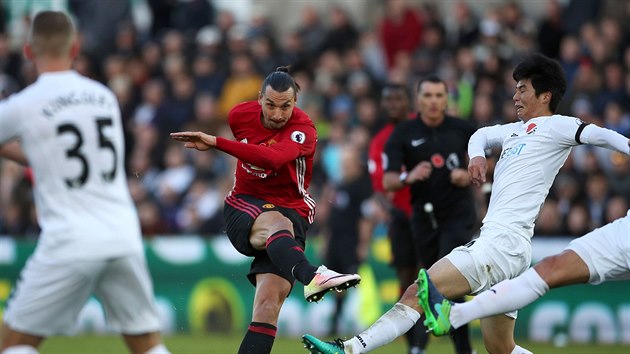 tonk Manchesteru United Zlatan Ibrahimovi pl na branku v zpase proti Swansea